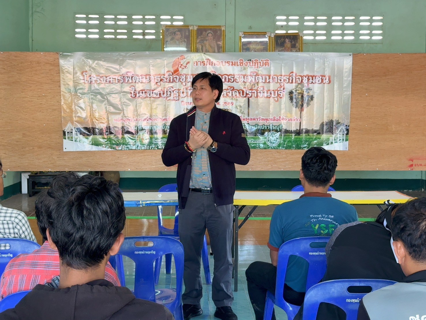 title - วันจันทร์ที่ 12 มกราคม พ.ศ.2569 นายวิทูล ประดิษฐบุญ ปฏิรูปที่ดินจังหวัดปราจีนบุรี  พร้อมด้วยเจ้าหน้าที่ ส.ป.ก. ปราจีนบุรี จัดการฝึกอบรมเชิงปฏิบัติ โครงการพัฒนาธุรกิจชุมชน กิจกรรมพัฒนาธุรกิจชุมชนในเขตปฏิรูปที่ดินจังหวัดปราจีนบุรี  งบประมาณ พ.ศ. 2569 หลักสูตรการพัฒนาความเข้มแข็ง และการแปรรูปสินค้า  เพื่อเพิ่มมูลค่าวัสดุเหลือใช้จากข้าว พร้อมทั้งมอบเครื่องอัดฟางข้าวให้แก่เกษตรกร